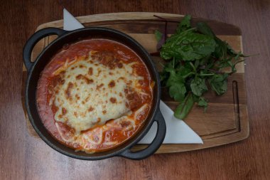 Bol peynirli yeni pişmiş lazanya.