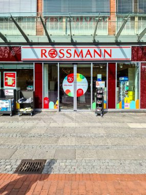 Kiel 'deki bir apartmanın altındaki Rossmann mağazasının girişinin dikey görüntüsü.