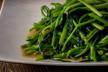 Yakın planda kızartılmış su ıspanağı.