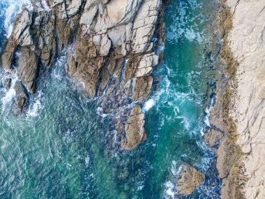 Uçurumlu bir sahil manzarası