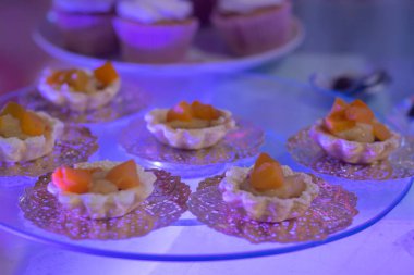 Bir parti etkinliğinde cam ekranda küçük tatlı ısırıkların görüntüsü