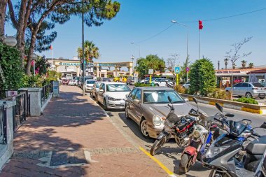 Türkiye 'de gündüz vakti Kusadasi sokaklarına park edilmiş güzel bir araba görüntüsü