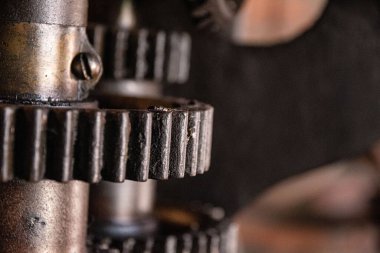 Bulanık bir arkaplanda bir makinenin dişlilerinin yakın çekim görüntüsü