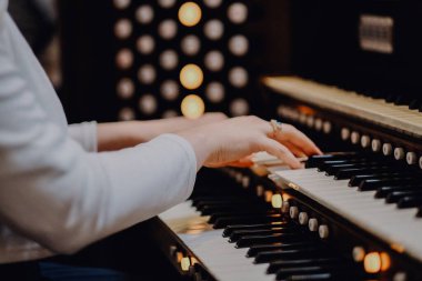 Birden fazla klavyeyle piyano çalan bir kadın.