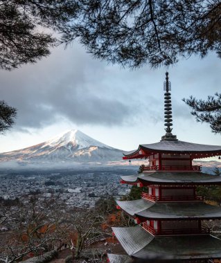 Arka planda Chureito Pagoda ve Fuji Dağı var.