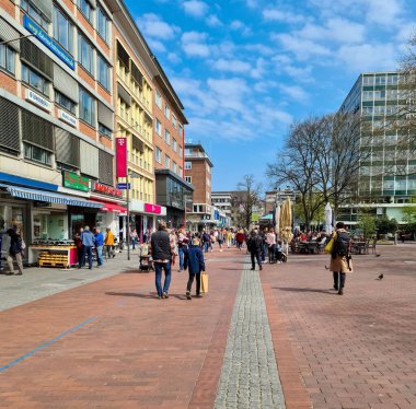 Güneşli bir havada şehir merkezinde bir alışveriş sokağının dikey görüntüsü.