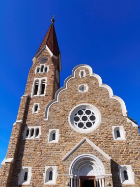 İsa Kilisesi 'nin (Christuskirche) alçak açılı görüntüsü Windhoek Namibya' da açık mavi bir gökyüzüne karşı