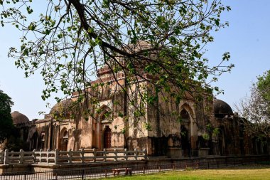 Delhi, Hindistan 'da bulutlu mavi gökyüzüne karşı antik bir caminin güzel bir görüntüsü.