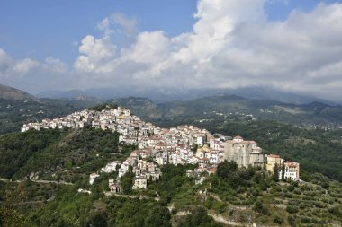 İtalya 'nın Basilicata bölgesindeki Rivello dağ köyünün hava manzarası.