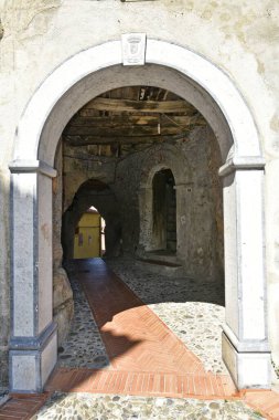 İtalya 'nın Calabria bölgesinde eski bir binaya giriş kemeri.