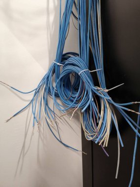 Elektrik kablolarının asılı olduğu dikey bir çekim.