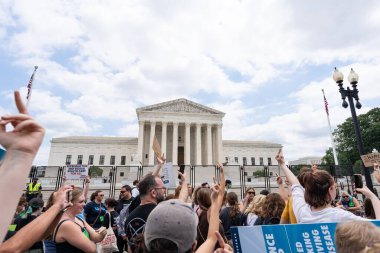 Kürtaj yanlısı protestocular, Roe-Wade davasının devrilmesinden sonra, Yüksek Mahkeme 'nin orta parmaklarını kaldırdılar..