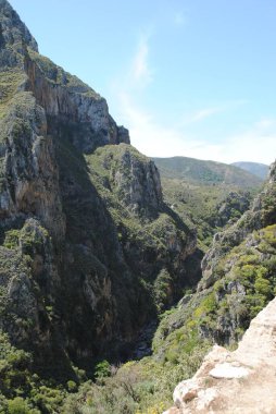 Güneşli bir günde mavi bulutlu gökyüzünün altındaki Topolia geçidi.