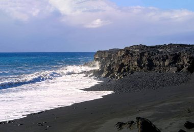 Hawaii 'nin Büyük Adası' ndaki boş Punalu 'u Kara Kum Kumsalı