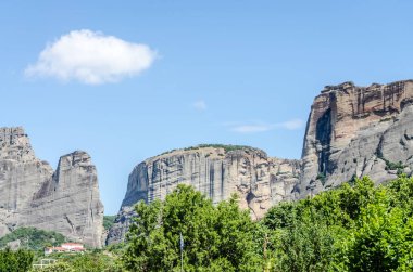 Yunanistan 'ın Kalambaka kentinden Meteora Dağı' nın güzel bir manzarası