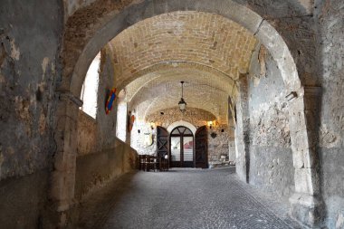 İtalya 'nın Molise bölgesinde Fornelli' de dar, boş bir sokak.