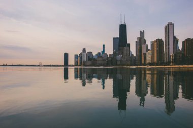 Gün doğumunda Lincoln Park plajında Chicago Skyline