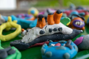 Çamurdan yapılmış el yapımı beyaz bir gemi. Çocuk sanatı.