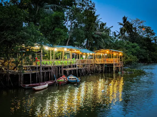 Belo Tiro Barcos Luzes Uma Casa Bambu Flutuante Rio Durante — Fotografia de Stock