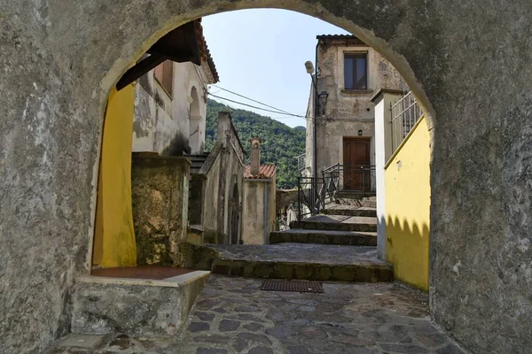 意大利卡拉布里亚地区的一个古老村庄斯卡拉亚的一条狭窄街道 — 图库照片