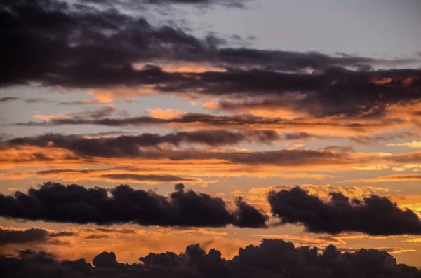 Wolken Gekleurde Wolken Bij Zonsondergang Bij Oceaan — Stockfoto