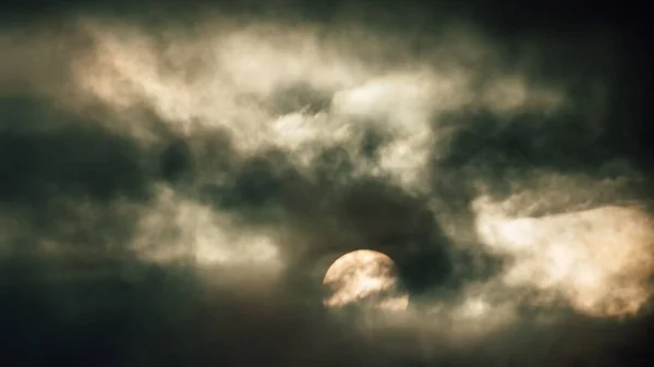 Primer Plano Luna Detrás Cielo Nublado — Foto de Stock
