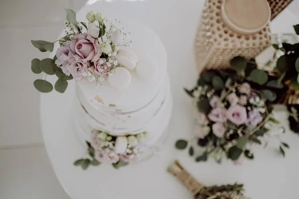 Bovenaanzicht Van Een Witte Ronde Bruidstaart Met Bloemen Een Versierde — Stockfoto