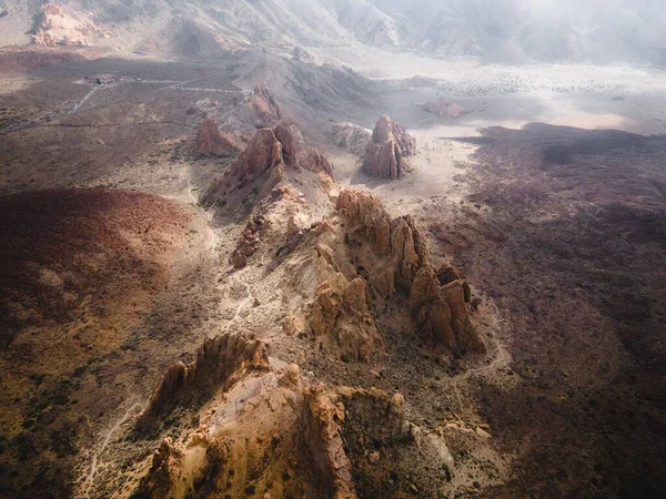 被雾覆盖的岩石丘陵的沙漠景观的航拍 — 图库照片