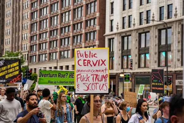 Manifestantes Sosteniendo Pancartas Cuerpo Elección Prohibición Bombas Cuerpos Derecho Aborto — Foto de Stock