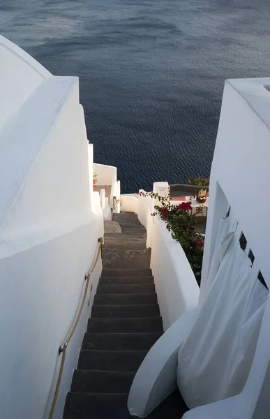 背景に海のある階段の垂直ショット — ストック写真
