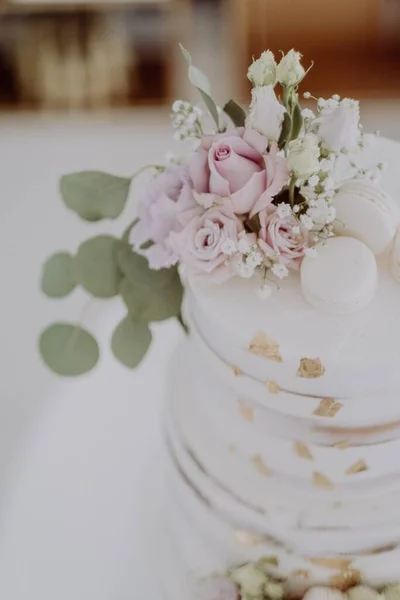 Een Shot Van Een Bruiloft Taart Met Bloemen Decoraties — Stockfoto