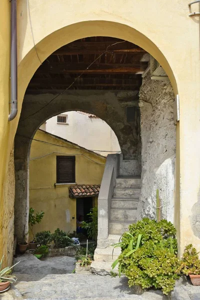 Scaleaの石造りの建物を背景にした狭い廊下 — ストック写真