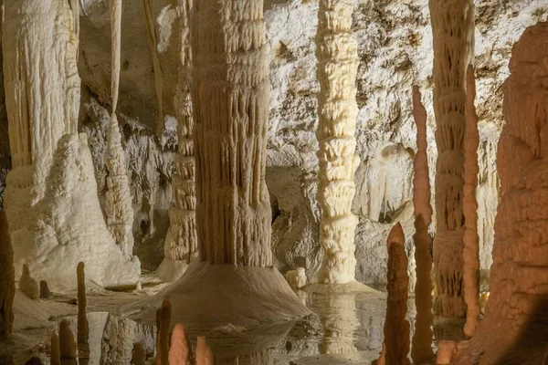 Μια Όμορφη Φωτογραφία Του Καρστ Από Τις Σπηλιές Frasassi Στην — Φωτογραφία Αρχείου