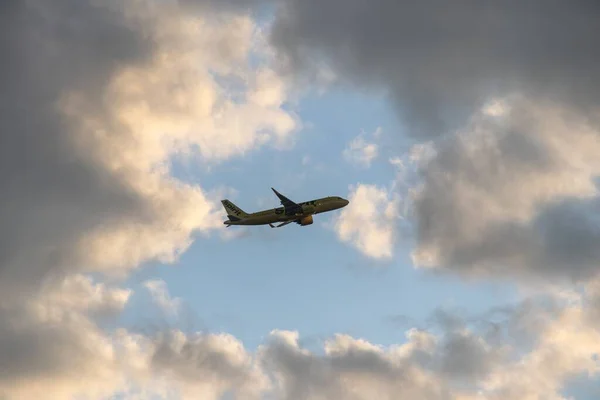 Spirit Havayolları Nın Gökyüzünde Uçan Uçağı Everett Washington Abd — Stok fotoğraf