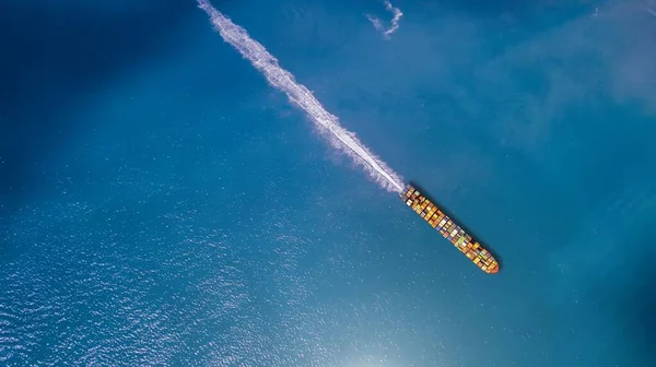Derin Mavi Denizde Seyreden Bir Konteyner Gemisinin Hava Görüntüsü — Stok fotoğraf