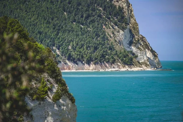 Uma Vista Deslumbrante Grande Penhasco Íngreme Verde Água Mar Azul — Fotografia de Stock