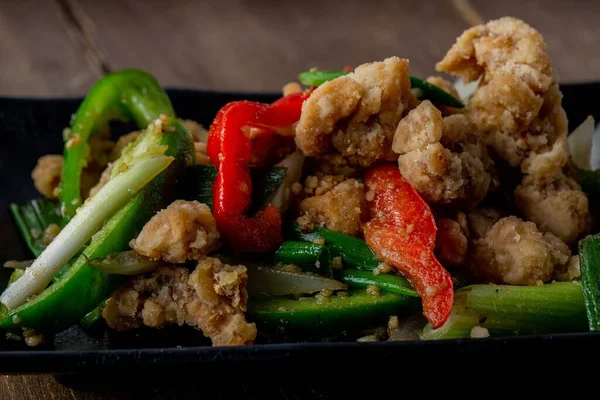 Nahaufnahme Eines Chinesischen Hühnerrezepts Mit Grünen Zwiebeln Und Paprika — Stockfoto