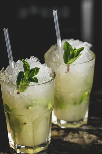 Eine Vertikale Nahaufnahme Von Zwei Gläsern Mojito Mit Minzblättern Auf — Stockfoto