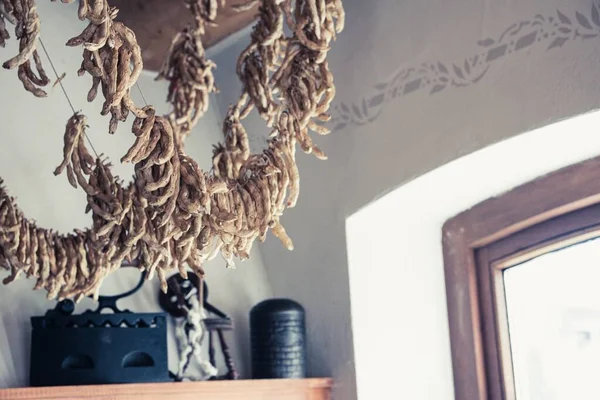 部屋の天井に吊るされた茶色の乾燥豆 — ストック写真