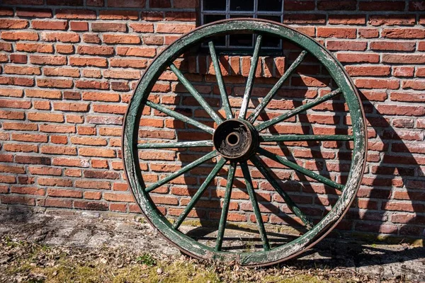 Una Rueda Carro Grande Contra Una Pared Ladrillo — Foto de Stock