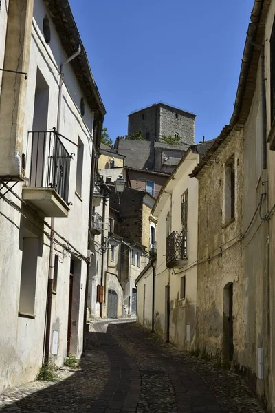 Tiro Vertical Rua Estreita Entre Edifícios Antigos Aldeia Altomonte Região — Fotografia de Stock