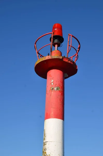 Pionowe Ujęcie Wieży Czerwoną Lampą Przeciw Błękitnemu Niebu — Zdjęcie stockowe