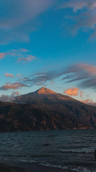 Colpo Verticale Una Montagna Sotto Cielo Nuvoloso Colorato Durante Tramonto — Foto Stock