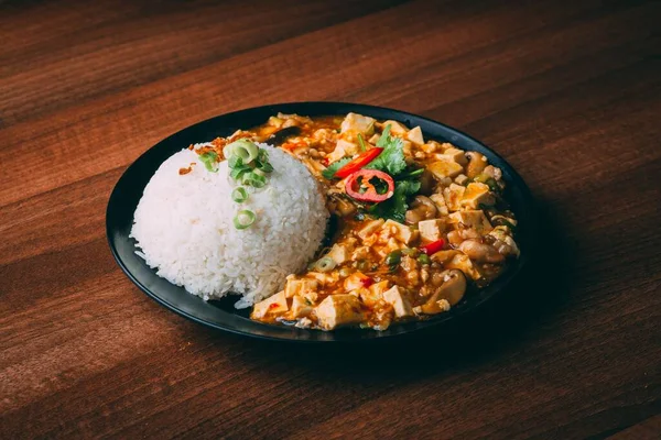 Ένα Πιάτο Νόστιμο Ταϊλανδέζικο Βασιλικό Κοτόπουλο Ρύζι Ένα Ξύλινο Τραπέζι — Φωτογραφία Αρχείου