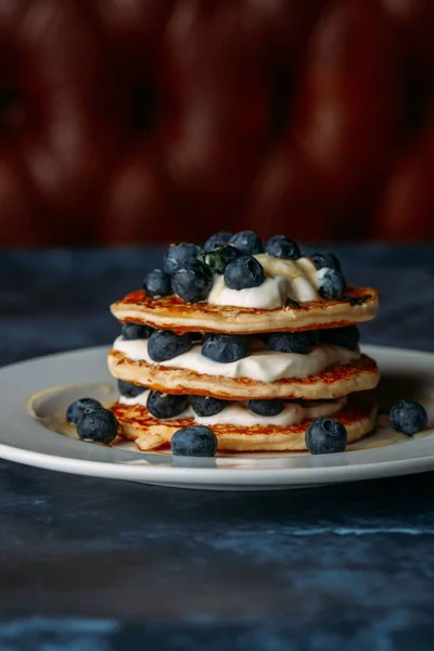 Nykokt Pannkaka Med Suddiga Bär Ovanpå — Stockfoto