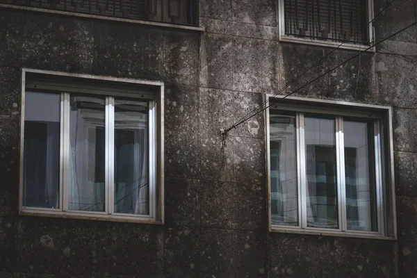 Prédio Apartamentos Cinza Com Janelas Brancas — Fotografia de Stock