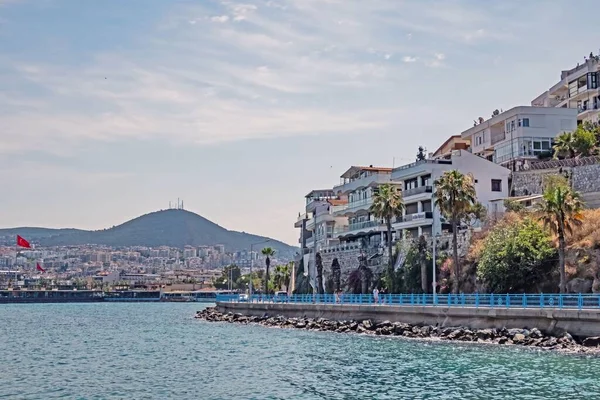 Kıyı kasabası Kusadasi 'nin bulutlu bir günde güzel bir manzarası
