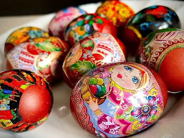 一张用马特里奥什卡图案装饰的东正教复活节彩蛋的特写照片 — 图库照片