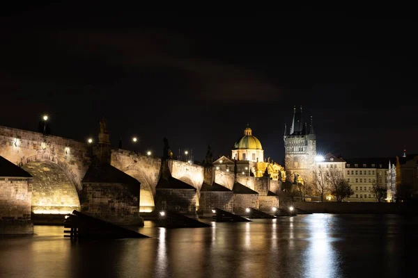 Ein Nächtlicher Blick Über Die Moldau Prag Mit Karlsbrücke Und — Stockfoto