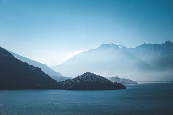 Henkeäsalpaavat Näkymät Merta Reunustaville Vuorille Sinistä Taivasta Vasten — kuvapankkivalokuva